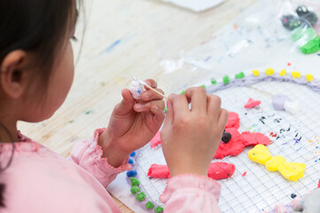 絵画教室で粘土を使った工作に励む小学生の子ども