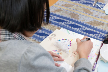 絵画教室で絵を描く小学生の子ども