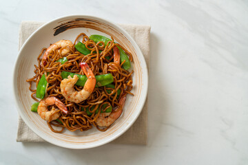 stir-fried yakisoba noodles with green peas and shrimps