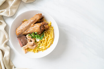 Egg noodles served dry with braised duck