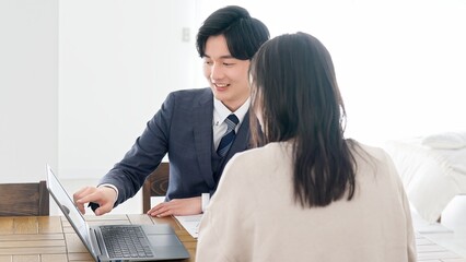 パソコンでプランを説明するビジネスマン