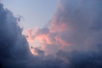 茜に燃える雲