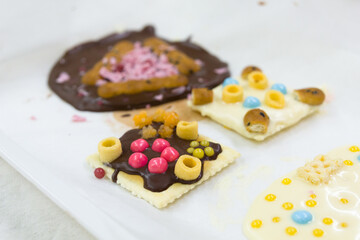 小学生の子ども料理教室でチョコレートやスナック菓子を使って工作する
