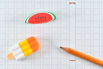 原稿用紙と夏の物で夏休みの宿題のイメージ