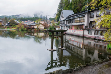 Obraz premium Torii gate over Kinrin Lake in Mount Yufu at spring, Yufuin