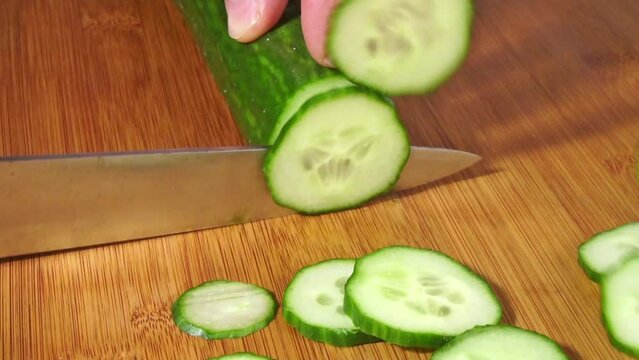 Gurke mit Messer in d&uuml;nne Scheiben schneiden - Zeitlupe 50 FPS