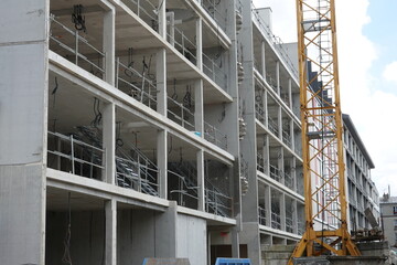Chantier de construction d'un immeuble moderne de logements neufs