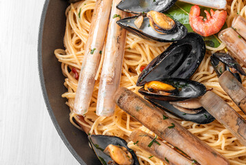 Spaghetti conditi con frutti di mare misti, pasta italiana, cibo mediterraneo 