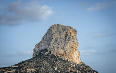 Montaña cercana a la playa.