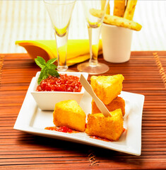 bocaditos de camembert con mermelada de tomate 