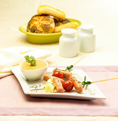 brochetas de salchichas con tomatitos y manzana