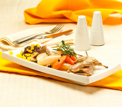 ensalada de codornices y verduritas en escabeche de cerveza 