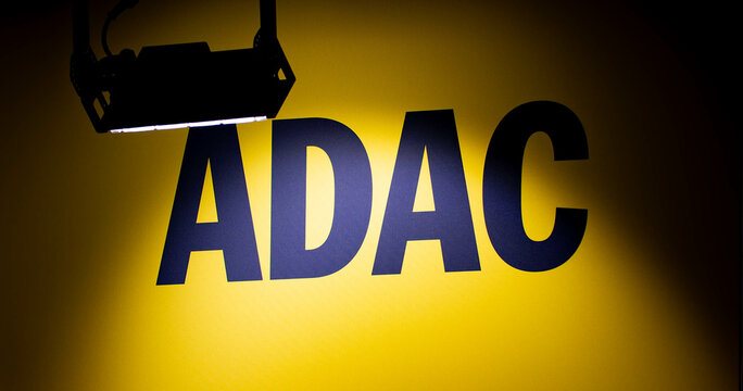 12.04.2024, FIBO-Messe f&uuml;r Fitness, Wellness und Gesundheit in K&ouml;ln. Logo am Messestand vom ADAC.