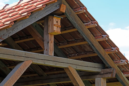 Satteldach mit Querbalken und Dachziegeln