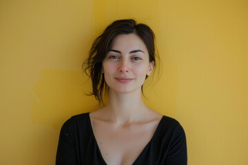 Obraz premium A close up portrait of a young woman with a subtle smile