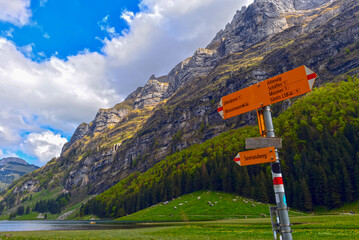 Wanderwegweiser am Seealapsee im Alpsteingebirge bei Wasserauen, Kanton Appenzell Innerrhoden (Schweiz)