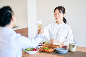 自宅でランチパーティーする夫婦