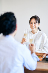 自宅でランチパーティーする夫婦