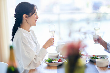 自宅でランチパーティーする夫婦