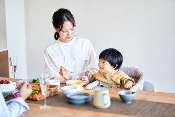 ダイニングで食事をする2歳の男の子