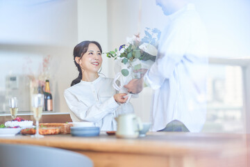 記念日に花束を渡す男性