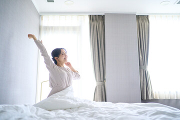 寝起きもスッキリな若い女性