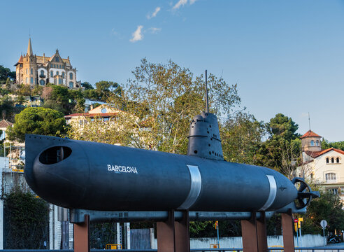 Ein kleines, auf St&uuml;tzen ausgestelltes U Boot in Barcelona, Spanien