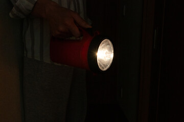 暗闇の中で光る懐中電灯