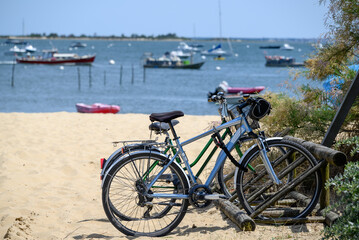 Obraz premium CAP FERRET (Bassin d'Arcachon, France). Vélos sur la plage