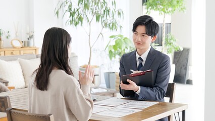 お客様のヒアリングをするビジネスマン