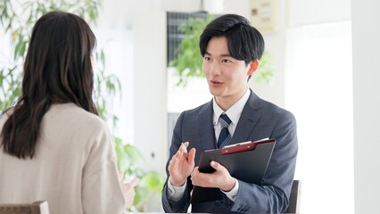 お客様のヒアリングをするビジネスマン