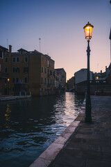 Naklejka premium 夜明け前の水の都ヴェネチアの街並み