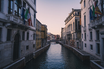 早朝の水の都ヴェネチアの運河に架かる橋