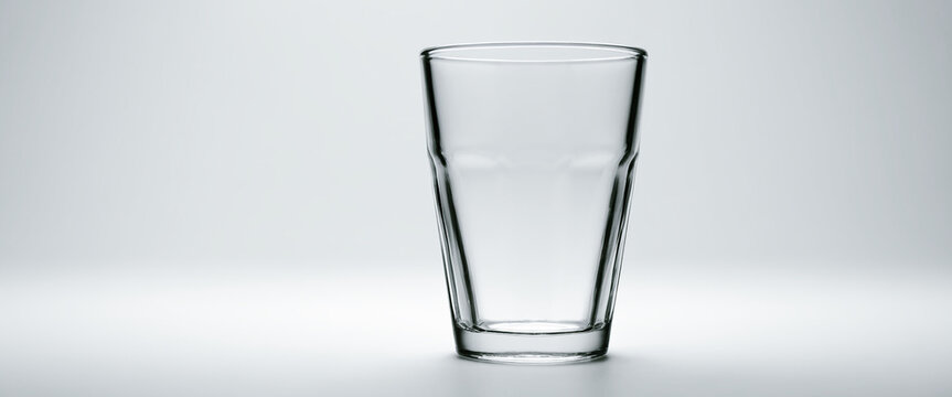 illustrazione con bicchiere in vetro trasparente vuoto su sfondo di luce diffusa