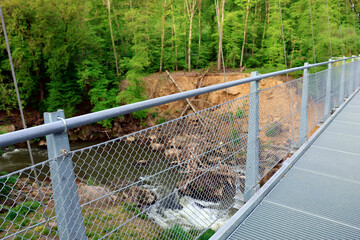 Die neue Hängebrücke über die Irreler Waserfälle und den Fluss Prüm in der Südeifel bei Irrel im Landkreis Bitburg-Prüm im deutschen Bundesland Rheinland-Pfalz.