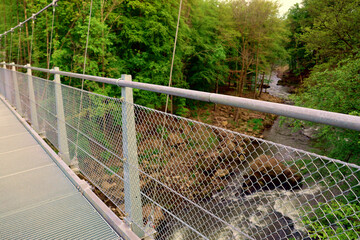 Die neue Hängebrücke über die Irreler Waserfälle und den Fluss Prüm in der Südeifel bei Irrel im Landkreis Bitburg-Prüm im deutschen Bundesland Rheinland-Pfalz.