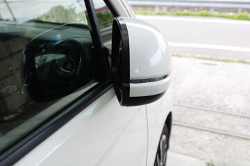 折り畳んだ車のサイドミラー