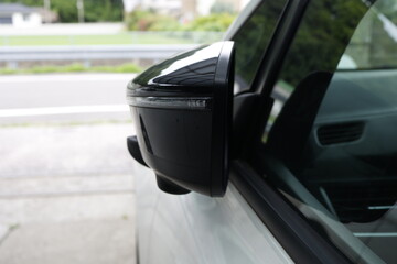 折り畳んだ車のサイドミラー