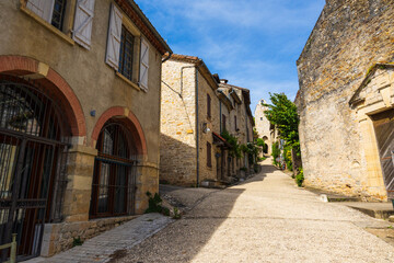 Rue de l’Hôpital menant vers la Porte Mégane puis le château dans le village médiéval de Bruniquel