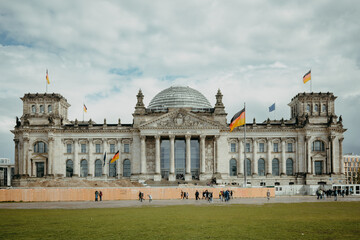 Obraz premium Frontalansicht des Reichstags in Berlin im Frühling vor dramatischem Himmel