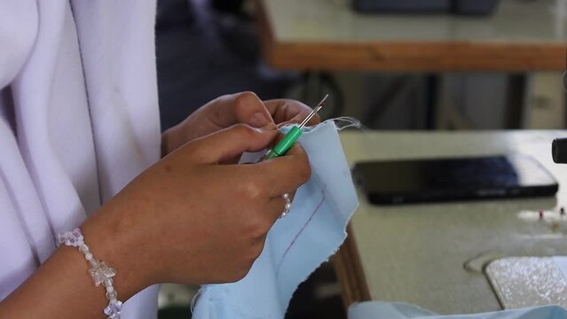 A pendedel or trenner is a seam opener, used to manually open an incorrect seam.