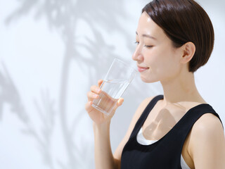 水を飲む女性