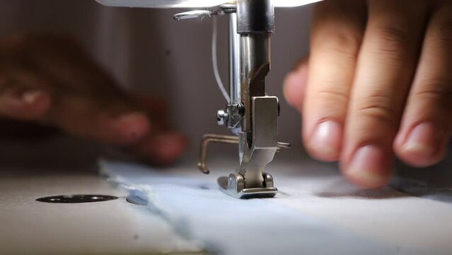 Close-up video, the needles and threads on the sewing machine are very clearly visible when sewing fabrics.