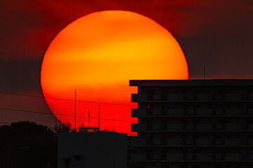 団地のシルエット背後に沈む夕日20240525-1