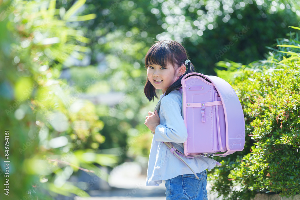 Wall mural 小学校に登校する小学生