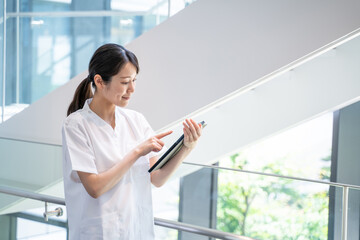 病院で電子カルテを入力する看護師