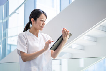 病院で電子カルテを入力する看護師