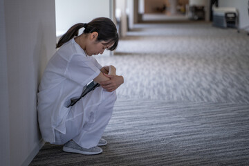 病院で落ち込む看護師