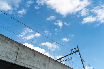 高架の向こうに見える青空