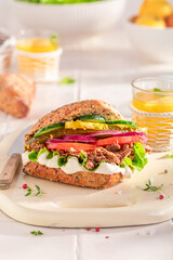 Tasty sandwich with pulled beef, gherkins and tomato.